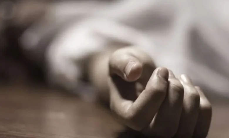 عامل يشوه جسد ابنته لشكه فى سلوكها