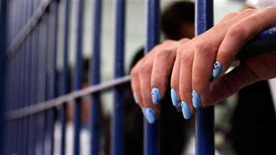 حبس سيدتين بتهمة سرقة محل تجارى