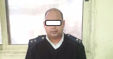 متهم بارتداء زى الشرطة