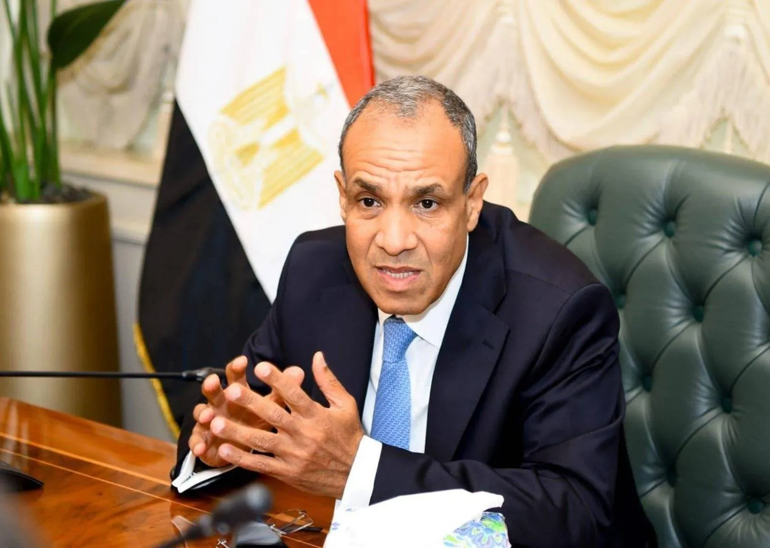  وزير الخارجية